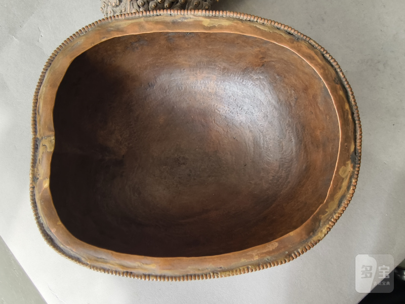 A COPPER EMBOSSED KAPALA WITH COVER ON STAND - 图5